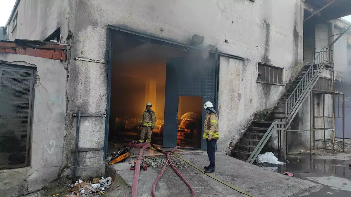 Esenyurt'ta bulunan tek katlı bir mobilya atölyesinde yangın çıktı itfaiye ekiplerince söndürüldü.