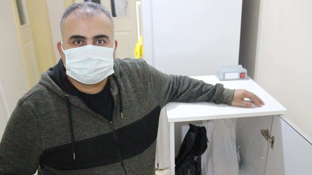 Afyonkarahisar'ın Emirdağ ilçesinde Sinan Doğruyol (41), pandemi sürecinde doğan çocuğunu ve ailesini koronavirüsten korumak için kendi cihaz ve dezenfektanlarını üretmeye karar verdi.