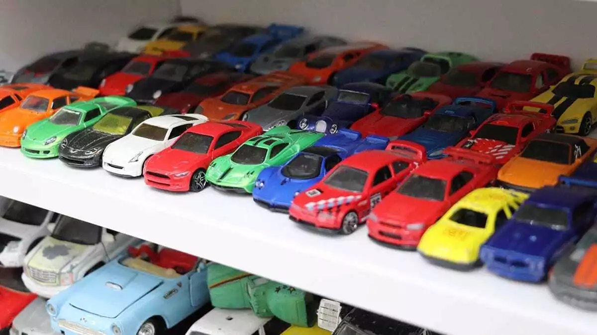 Denizli'nin bozkurt ilçesinde fabrika işçisi hakan başkaya'nın (32), 13 yıl önce bir oyuncak araçla başladığı koleksiyonundaki model otomobil sayısı 600'e ulaştı.