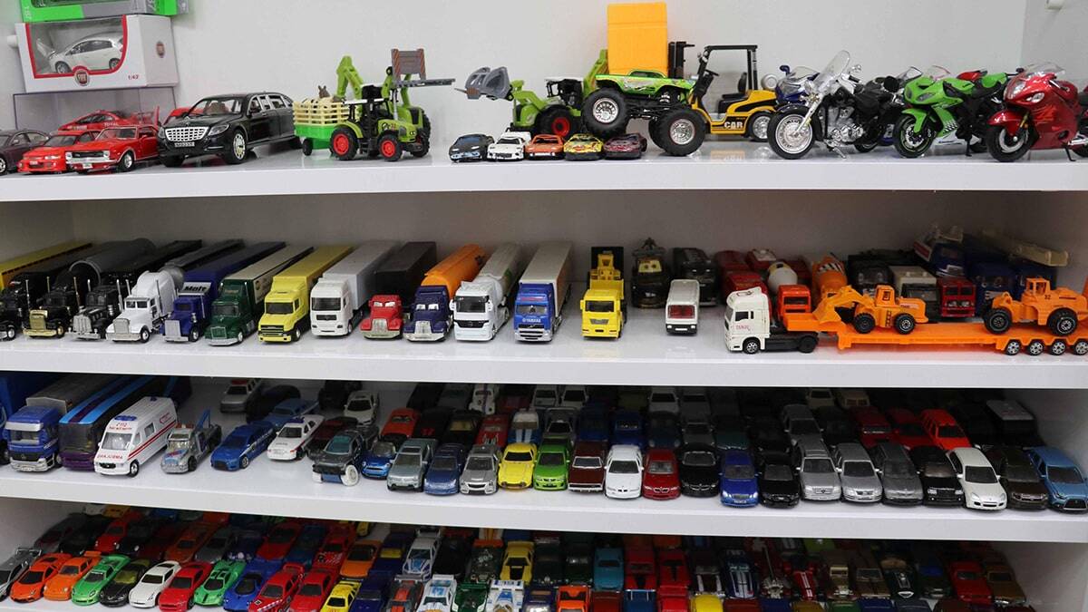 Evindeki odasının büyük bölümünü model otomobillerle kaplayan Başkaya, "Belki bu oyuncakların gerçek hallerinden 1 tane bile alamam ama ben onlara sahip olduğum için kendimi çok zengin hissediyorum" dedi.