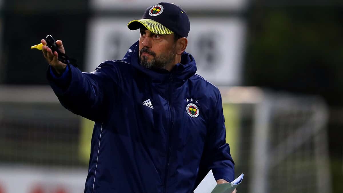 Isınma ve çabukluk çalışmalarının ardından 3 gruba ayrılan oyuncular, 5’e 2 top kapma ve pas çalışması yaptı.