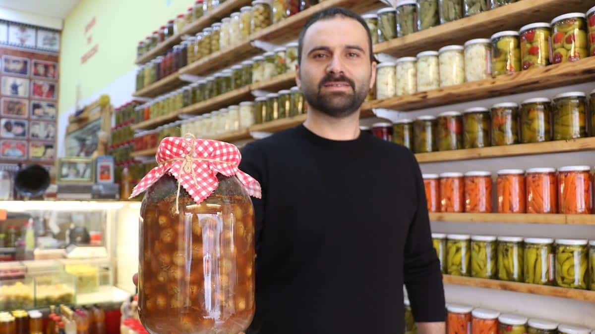 Samsun'da 10 yıldır turşuculuk yapan Zakir Tozlu, aralarında fındık, ceviz, muz, çilek, brokoli, mandalina, karpuz kabuğu ve midyenin de bulunduğu 110 çeşit turşu yapıp satıyor.