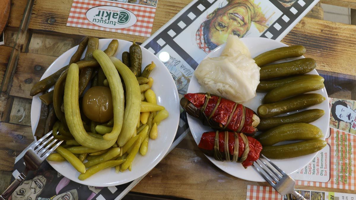 Samsun'da 10 yıldır turşuculuk yapan Zakir Tozlu, aralarında fındık, ceviz, muz, çilek, brokoli, mandalina, karpuz kabuğu ve midyenin de bulunduğu 110 çeşit turşu yapıp satıyor.