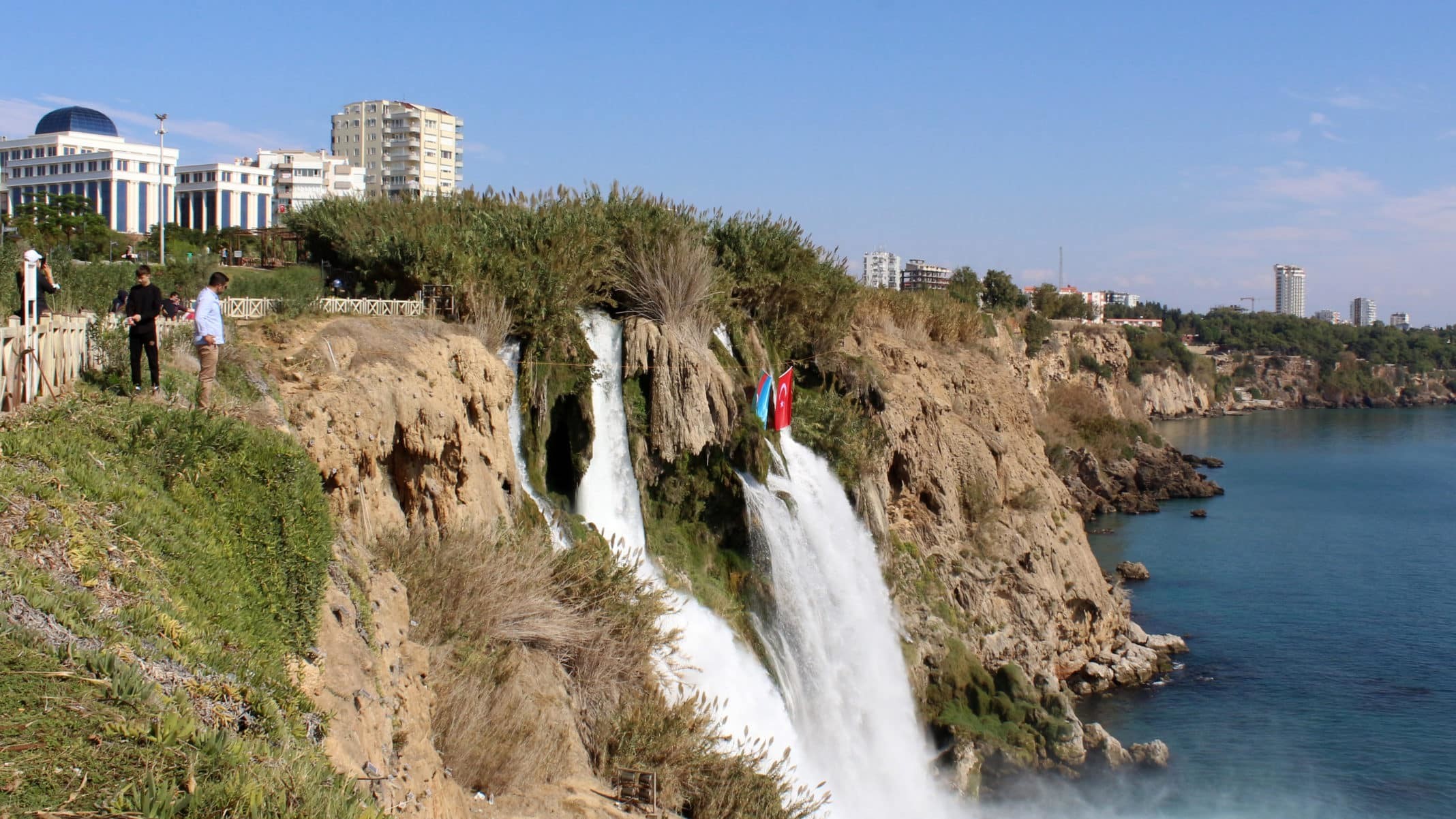 Hayatlarını tehlikeye atıyorlar