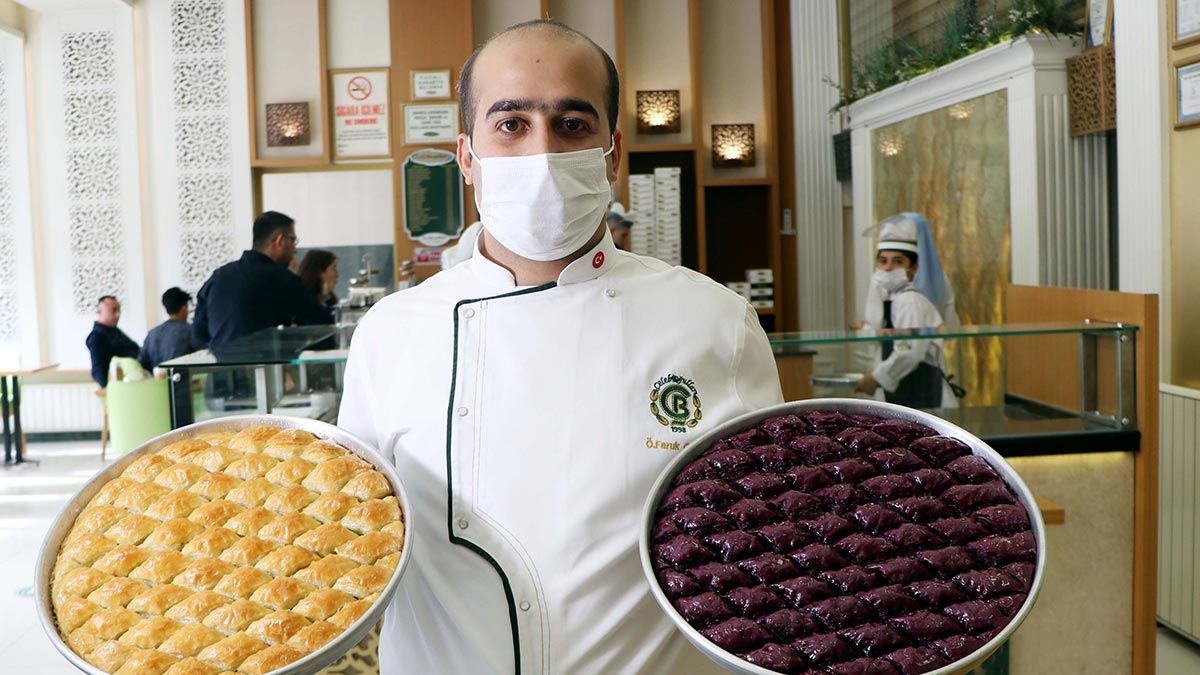 Siyah havuç, nar, ahududu, vişne, kırmızı pancar gibi mor meyve ve sebzelerin özüyle hazırlanan mor baklavaya talep son dönemde arttı.