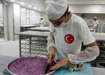 Siyah havuç, nar, ahududu, vişne, kırmızı pancar gibi mor meyve ve sebzelerin özüyle hazırlanan mor baklavaya talep son dönemde arttı.