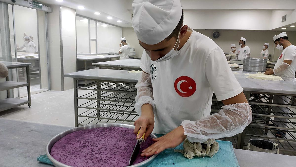 Siyah havuç, nar, ahududu, vişne, kırmızı pancar gibi mor meyve ve sebzelerin özüyle hazırlanan mor baklavaya talep son dönemde arttı.