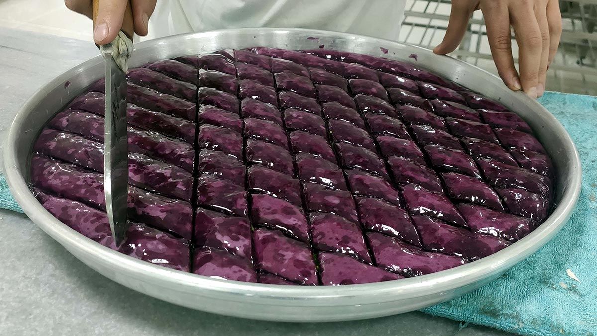 Gaziantep'te mor meyve ve sebzelerin özünden yapılan mor baklavaya ilgi. Baklava ustası Ömer Çelebi, rengi ve tadıyla klasik baklavadan farklı olan mor baklavaya talebin oldukça fazla olduğunu söyledi.