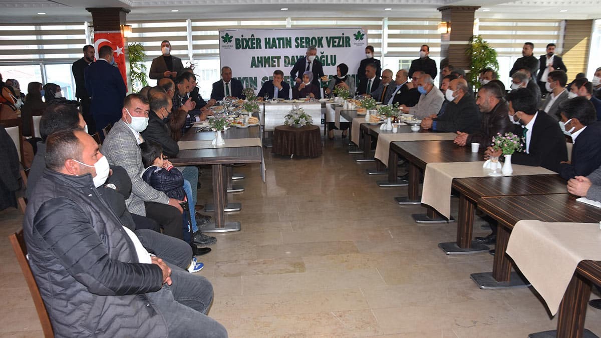 Gelecek Partisi Genel Başkanı Ahmet Davutoğlu partisinin çalışmalarına destek vermek amacıyla Bitlis’e geldi.