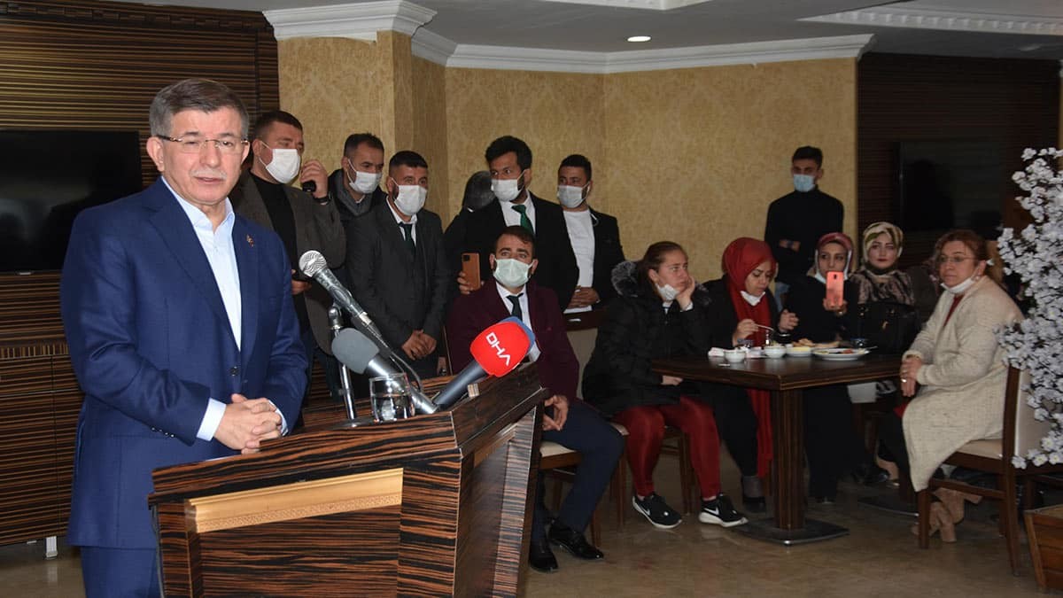 Tatvan’daki bir otelde Sivil Toplu Örgütleri temsilcileri, kanaat önderleri ve partililerle birlikte kahvaltı programı düzenleyen Davutoğlu, burada yaptığı konuşmasında, partisinin hedeflerini anlattı.