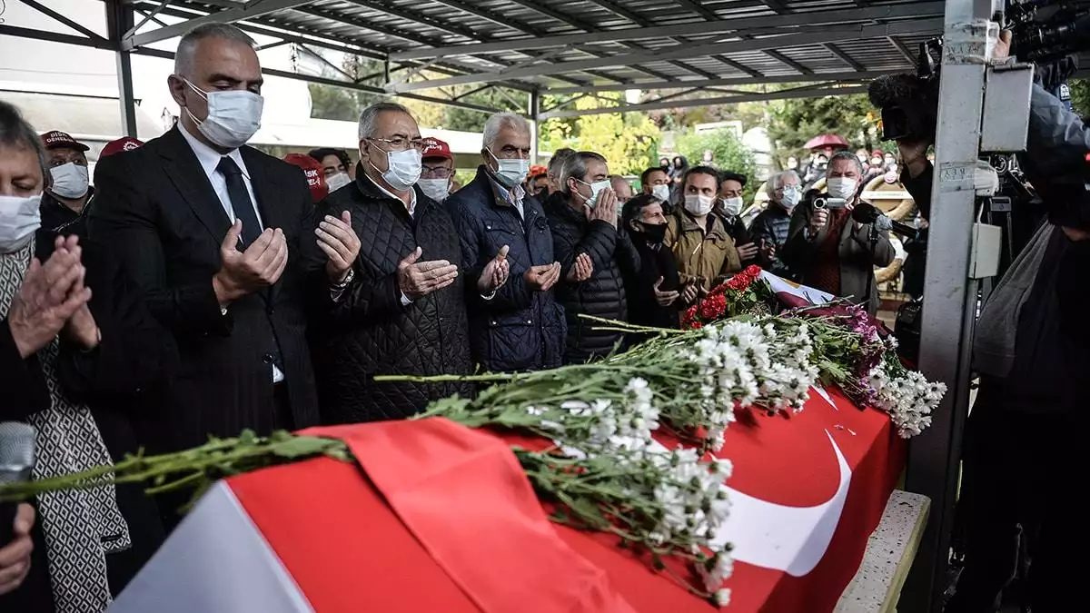 Türk müziğinin duayen ismi timur selçuk son yolculuğuna uğurlandı. Cenaze törenine kültür ve turizm bakanı mehmet nuri ersoy da katıldı.