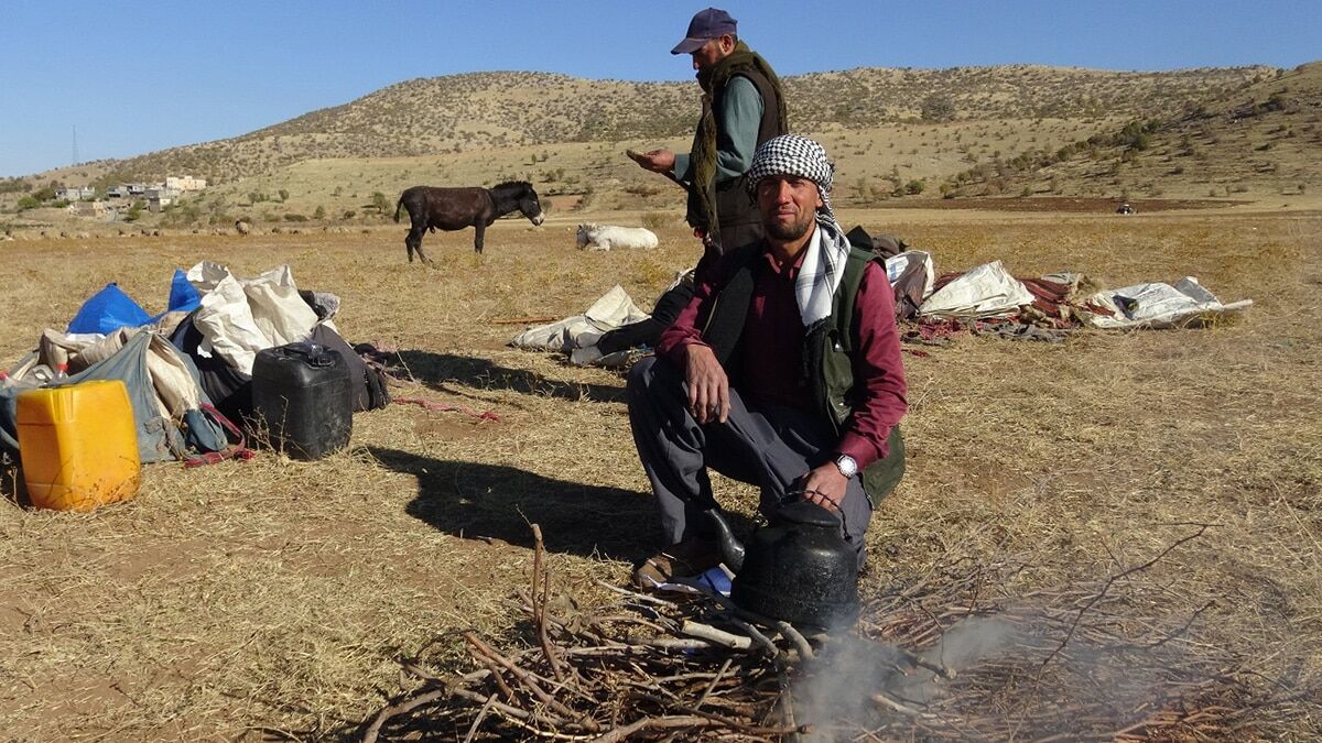 Van, Bitlis gibi illerden gelerek Batman'ın Gercüş ilçesi üzerinden Mardin'deki evlerine giden göçerlerin zorlu yolculuğu sürüyor.