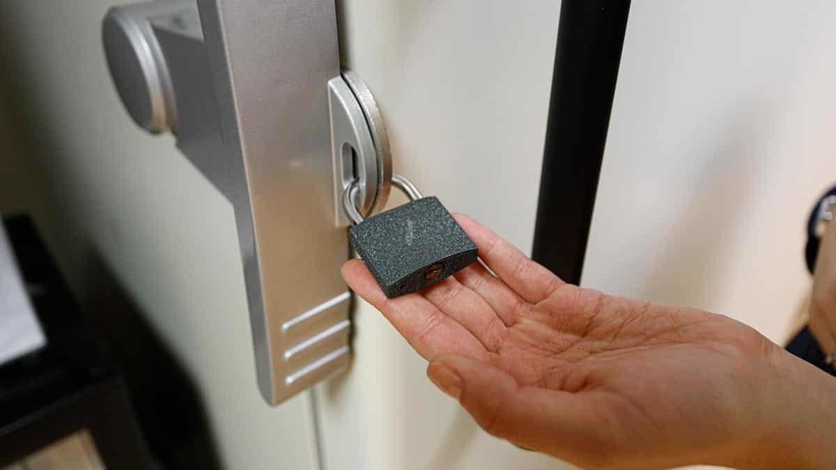 Hacettepe Üniversitesi Tıp Fakültesi'nde, hem Çin menşeli aşı hem de BionTech ve ABD merkezli Phizer ortaklığında geliştirilen aşının Faz 3 çalışmaları kapasamında gönüllü denemeleri yapılıyor.