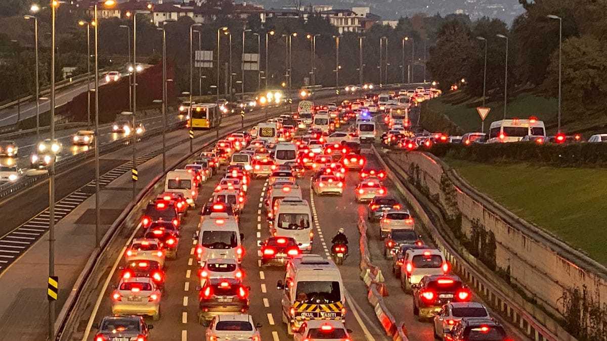 Trafik haritasında saat 07.54 itibarıyla yoğunluk yüzde 38 oldu.