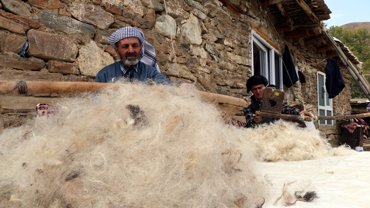 Van'ın Bahçesaray ilçesinde Efendi Ceylan (77) ve Tamer Aslan (70), çocuk yaşlarda öğrendikleri hallaçlığı (pamuk atıcılığı) 50 yıldır sürdürerek, kaybolmak üzere olan mesleği geleceğe taşımaya çalışıyor.