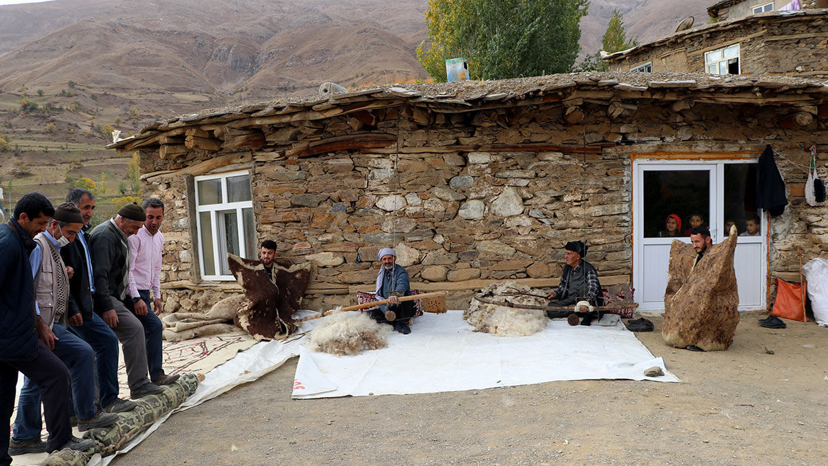 Van'ın Bahçesaray ilçesinde Efendi Ceylan (77) ve Tamer Aslan (70), çocuk yaşlarda öğrendikleri hallaçlığı (pamuk atıcılığı) 50 yıldır sürdürerek, kaybolmak üzere olan mesleği geleceğe taşımaya çalışıyor.