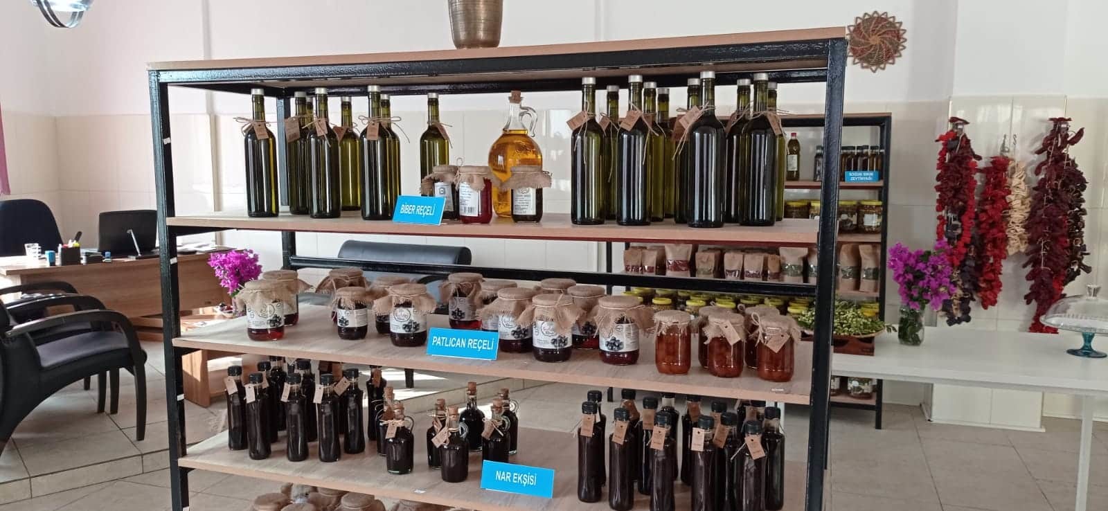 Hatay’da Türkiye’nin en acı biberi olarak bilinen Samandağ biberi ile reçel yapan kadın girişimciler, kendi markaları ile bunu satışa sundu.