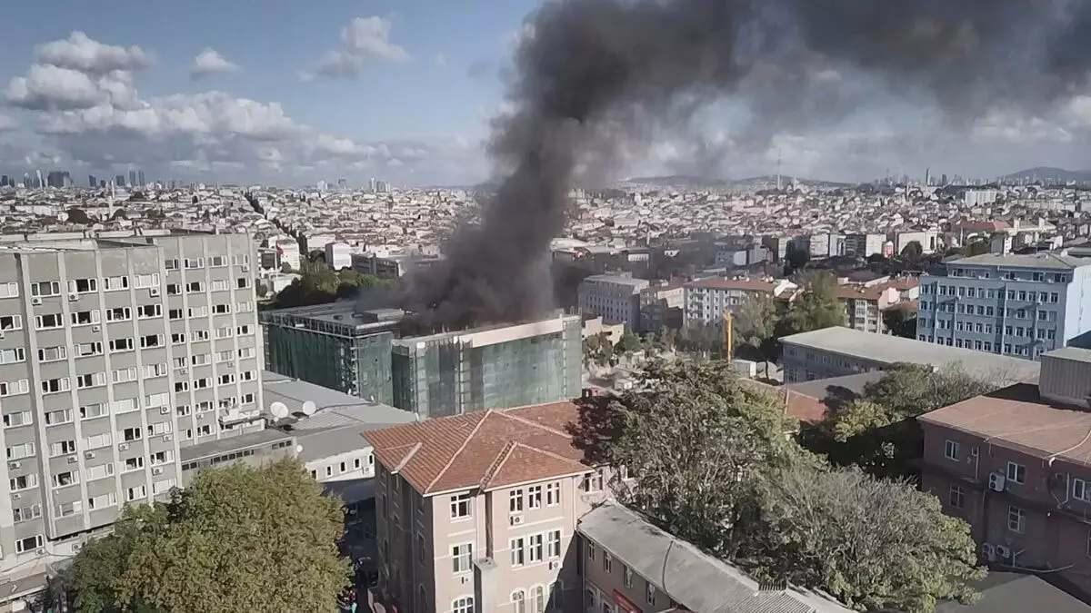 İstanbul tıp fakültesi inşaatında izolasyon çalışması sırasında yangın çıktı.