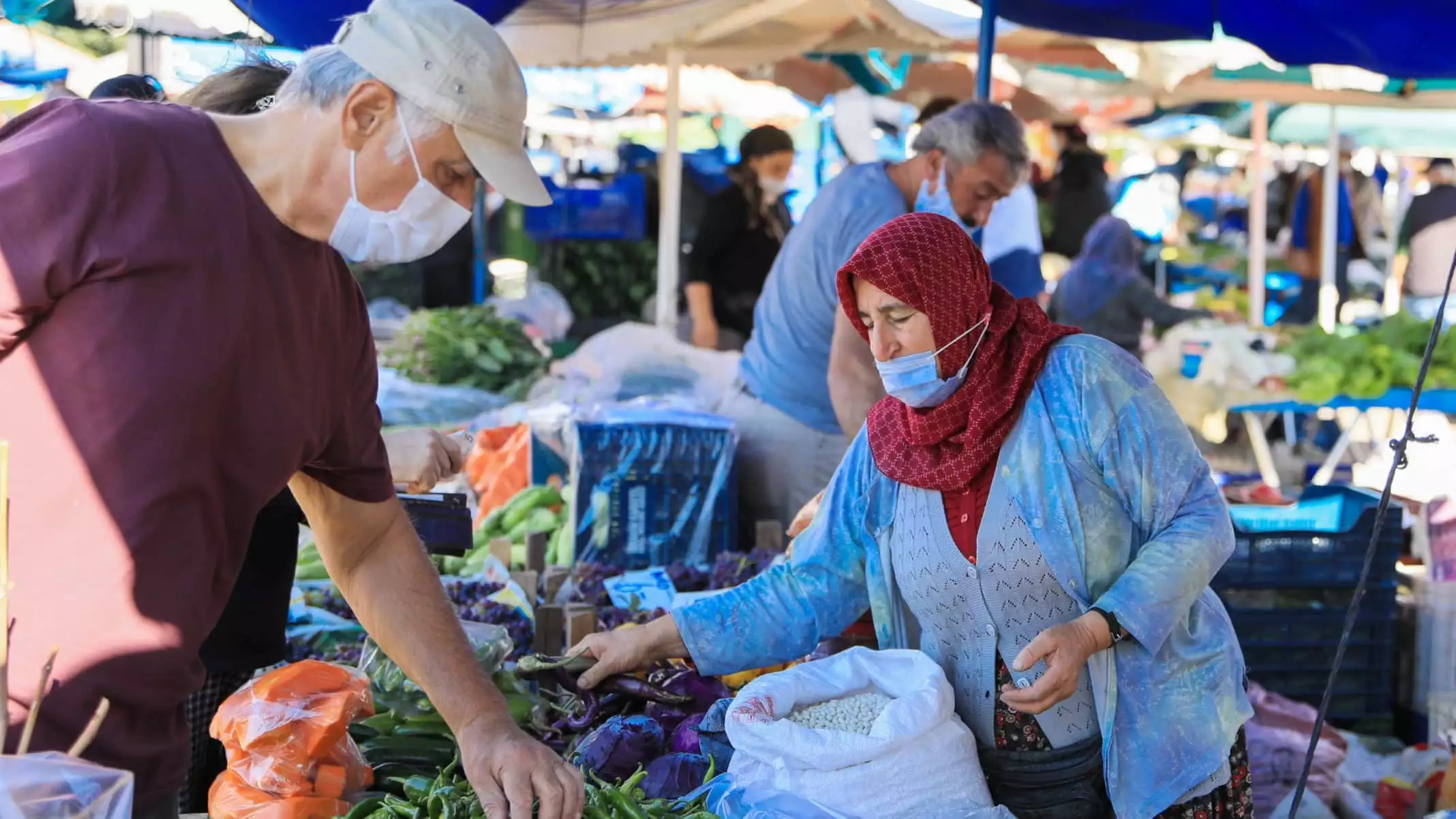 Antalya'da hava sıcaklıklarının mevsim normallerinin üzerinde seyretmesi, sebze ve meyvede üretimi ortalama yüzde 30 düşürdü. Düşen üretim, fiyatlara artış olarak yansıdı. Fiyatların ortalama 2 kat arttığı kaydedildi.