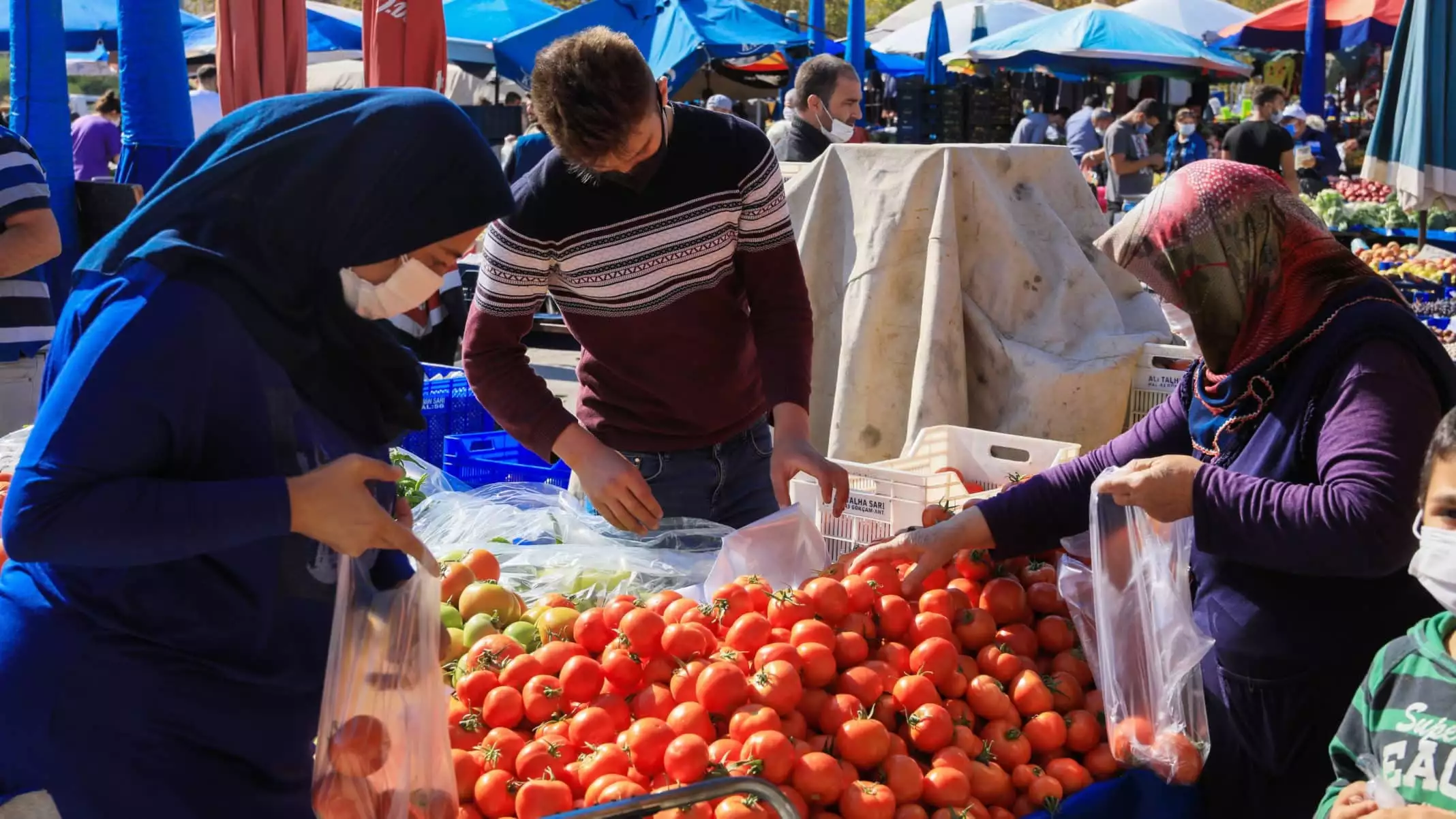 Türkiye'nin yaş sebze meyve ihtiyacının büyük kısmının karşılandığı örtü altı üretim merkezi antalya'da, pazar tezgahlarında ve toptancı halinde fiyatlar cep yakıyor.