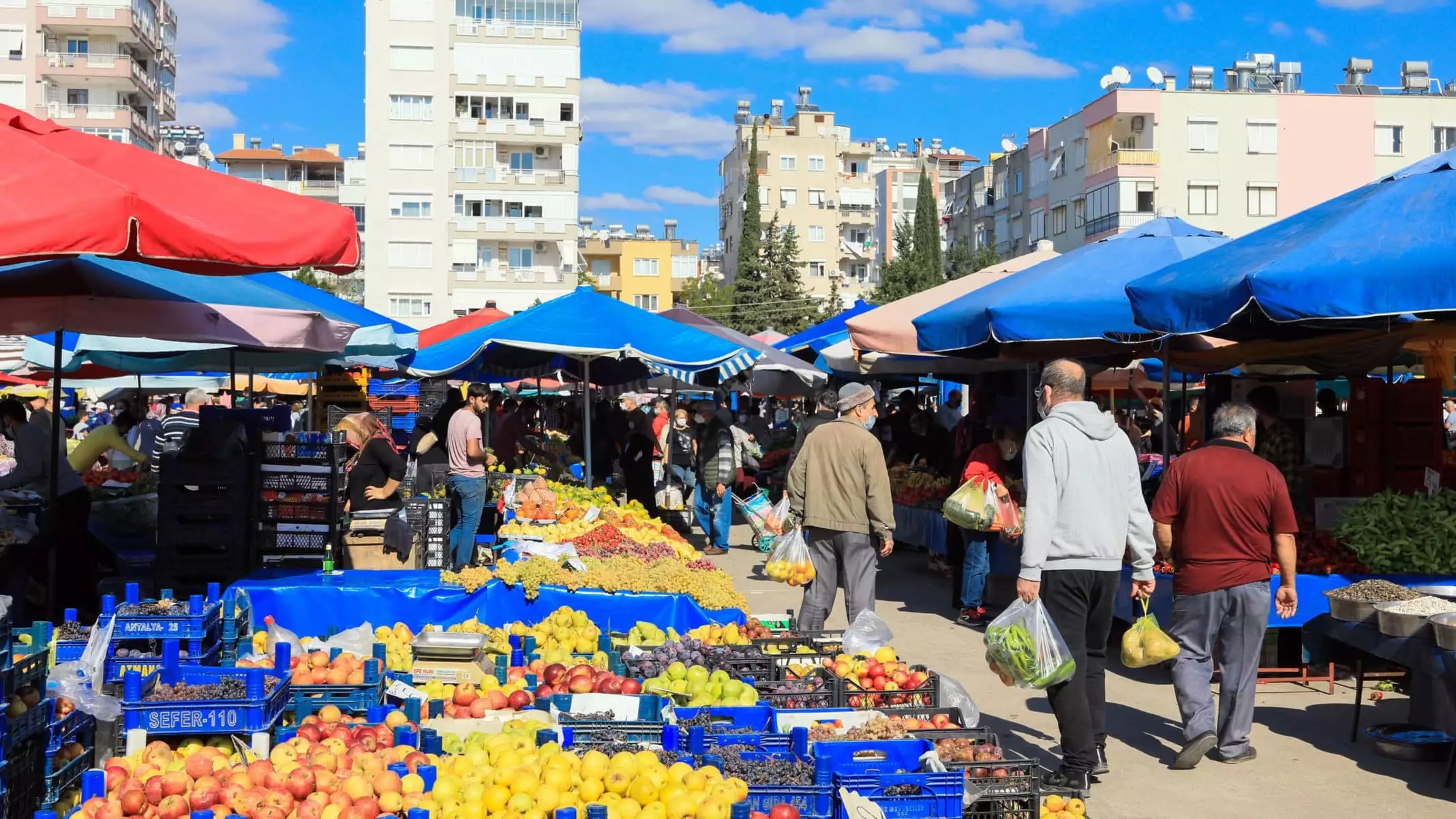 Antalya'da hava sıcaklıklarının mevsim normallerinin üzerinde seyretmesi, sebze ve meyvede üretimi ortalama yüzde 30 düşürdü. Düşen üretim, fiyatlara artış olarak yansıdı. Fiyatların ortalama 2 kat arttığı kaydedildi.