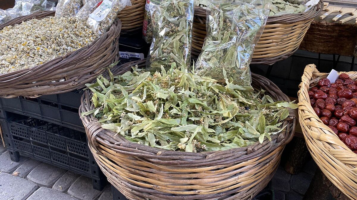 Kış aylarının gelmesiyle birlikte, şifalı bitkilerden yapılan çaylara ilgi arttı. Birçok bitkinin satışlarında artış yaşanırken, bu bitkiler arasında ıhlamurun kilo fiyatı dikkat çekti.