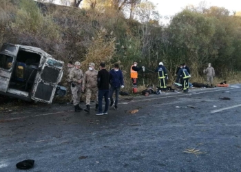 Kaçak göçmenleri taşıyan minibüs takla attı