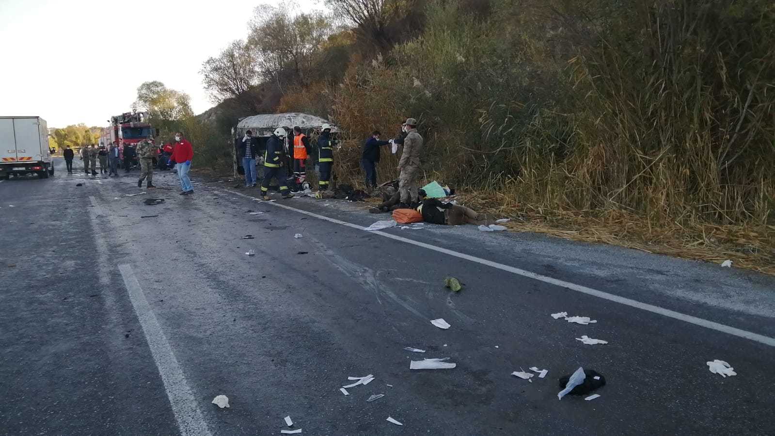 Van- Erciş Karayolundaki Çakırbey Mahallesi yakınlarında kaçak göçmenleri taşıyan minibüs takla attı.