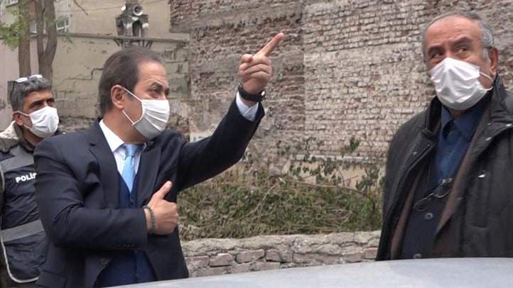 Rengi solmuş Türk bayrağı asılmasına tepki gösterdi