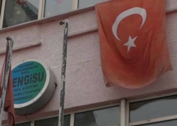 Rengi solmuş Türk bayrağı asılmasına tepki gösterdi