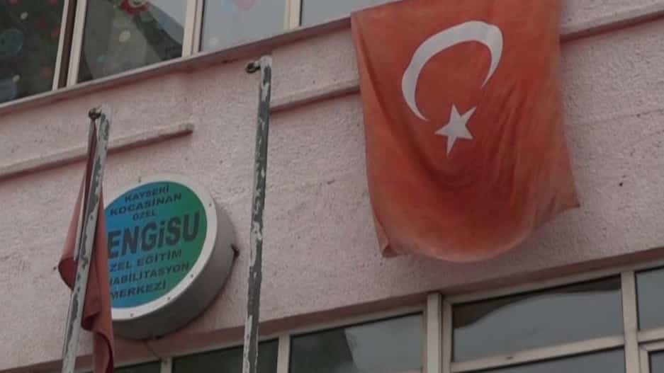 Rengi solmuş Türk bayrağı asılmasına tepki gösterdi