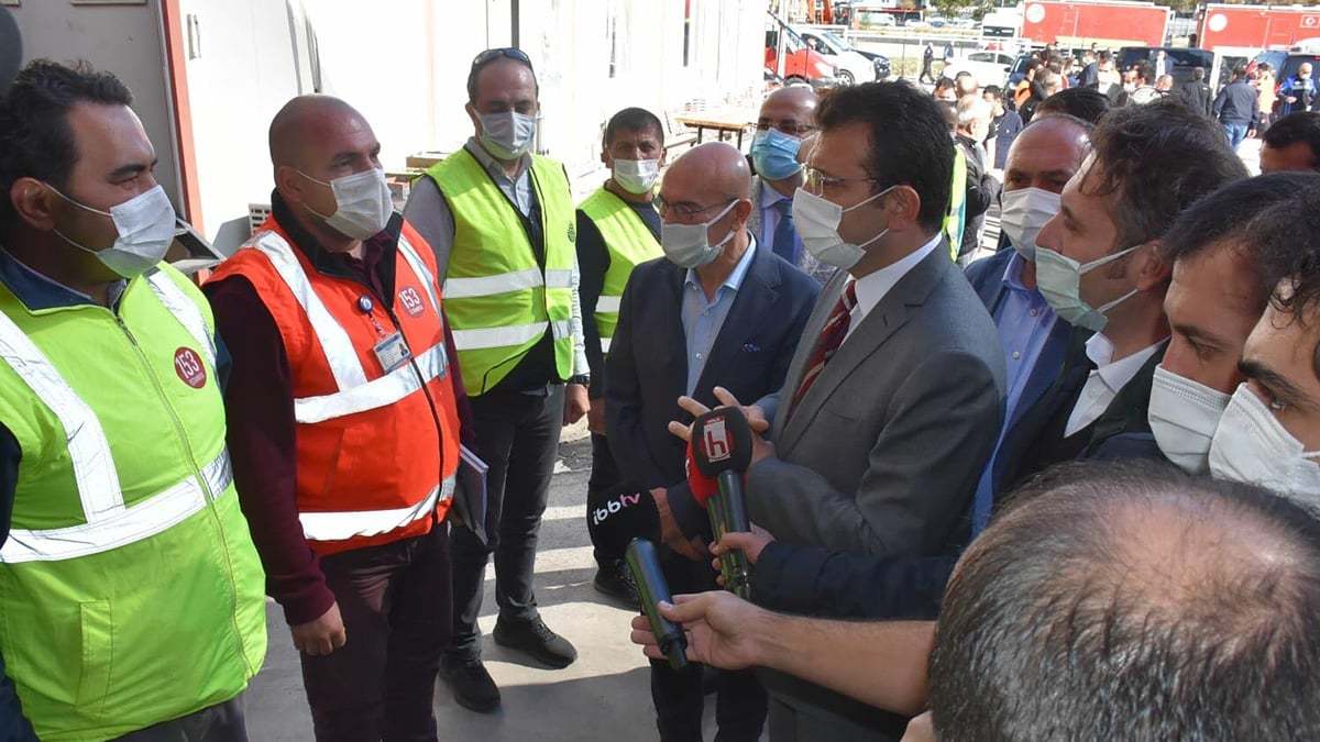 Şehir konseyleri kurulması gerektiğini vurgulayan İmamoğlu, "Çözüm ortaya koymalıyız. Şehir konseyleri kurup, bu şehirleri derhal insanlara ne yazık ki mezar olacak değil, teminat olacak yuvalara dönüştürmeli. Türkiye’deki yapı stokunun güçlendirilmesi önemli bir konu. 