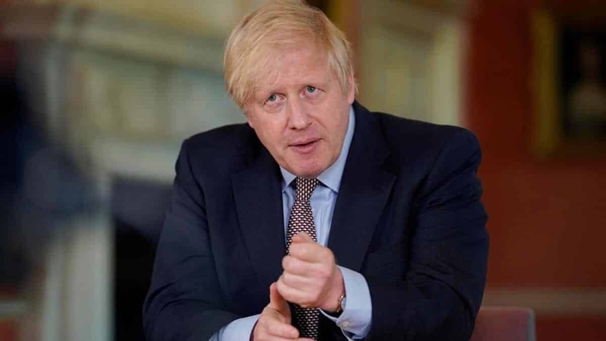 Johnson'dan 4 haftalık karantina kararı