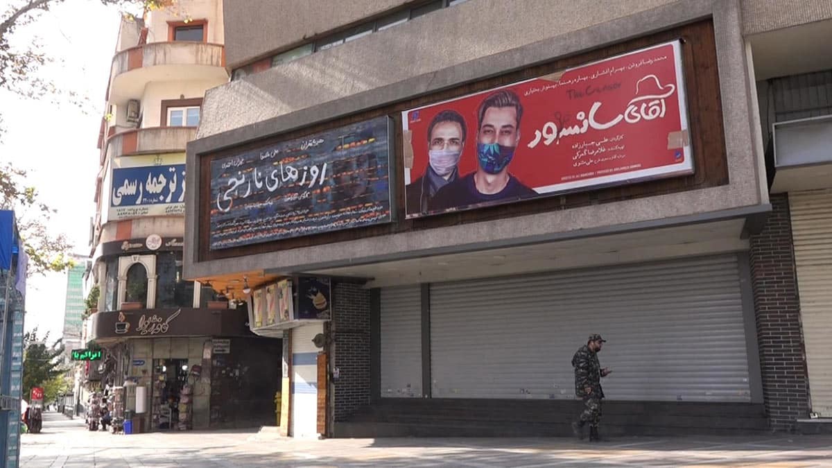 İran yönetimi ülkede koronavirüs salgını sonucu can kaybının artması üzerine seyahat kısıtlamalarını genişletirken, Sağlık Bakanlığı'ndan iki üst düzey isim istifa kararı aldı.