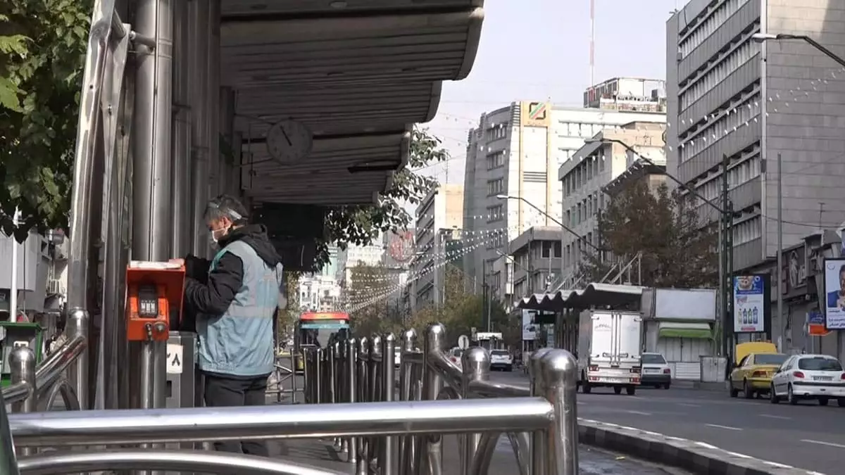 İran yönetimi ülkede koronavirüs salgını sonucu can kaybının artması üzerine seyahat kısıtlamalarını genişletirken, sağlık bakanlığı'ndan iki üst düzey isim istifa kararı aldı.