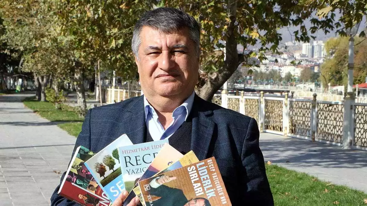 Tokat'ta 12 yaşında geçirdiği hastalık sonucu işitme yetisini kaybeden turan yalçın (53), 2006-2018 yılları arasında 6 kitap yazdı.