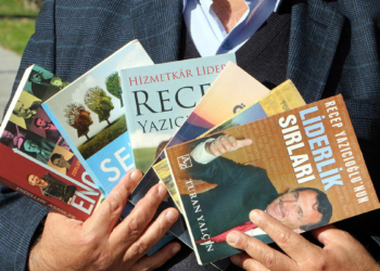 Tokat'ta 12 yaşında geçirdiği hastalık sonucu işitme yetisini kaybeden Turan Yalçın (53), 2006-2018 yılları arasında 6 kitap yazdı.