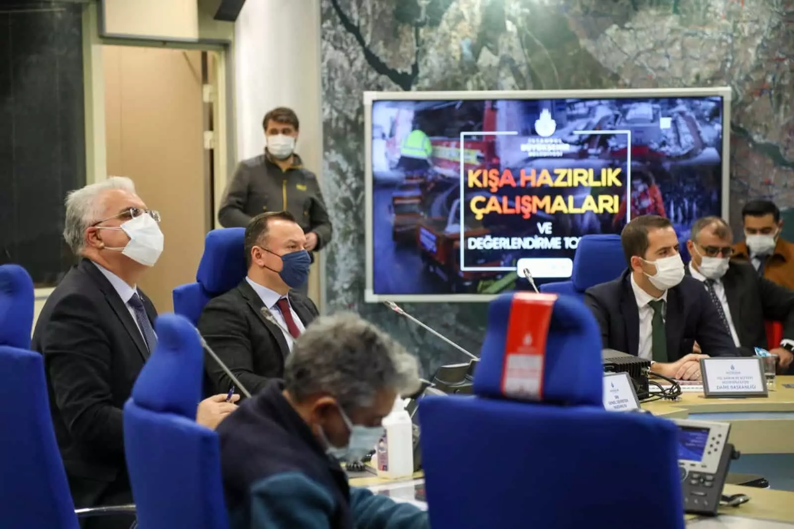 İstanbul'da kış şartları ile mücadele kapsamında 2020 - 2021 kışa hazırlık toplantısı afet koordinasyon merkezi'nde (akom) düzenlendi.