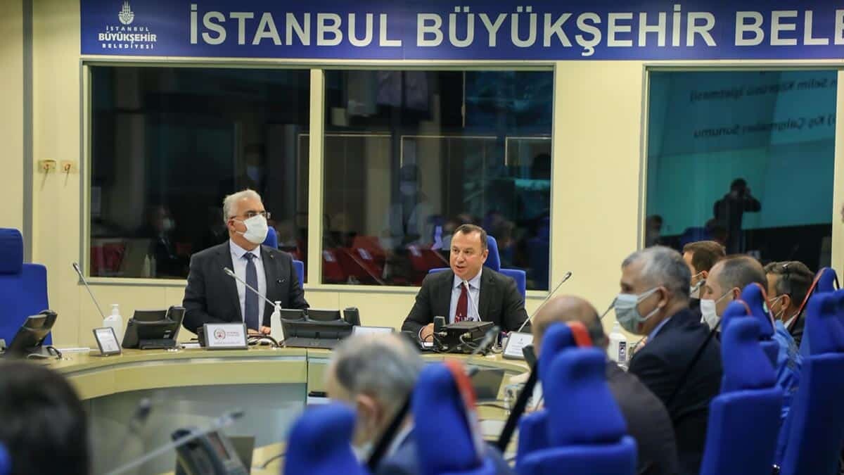 İstanbul'da kış şartları ile mücadele kapsamında 2020 - 2021 Kışa Hazırlık Toplantısı Afet Koordinasyon Merkezi 'nde (AKOM) düzenlendi.