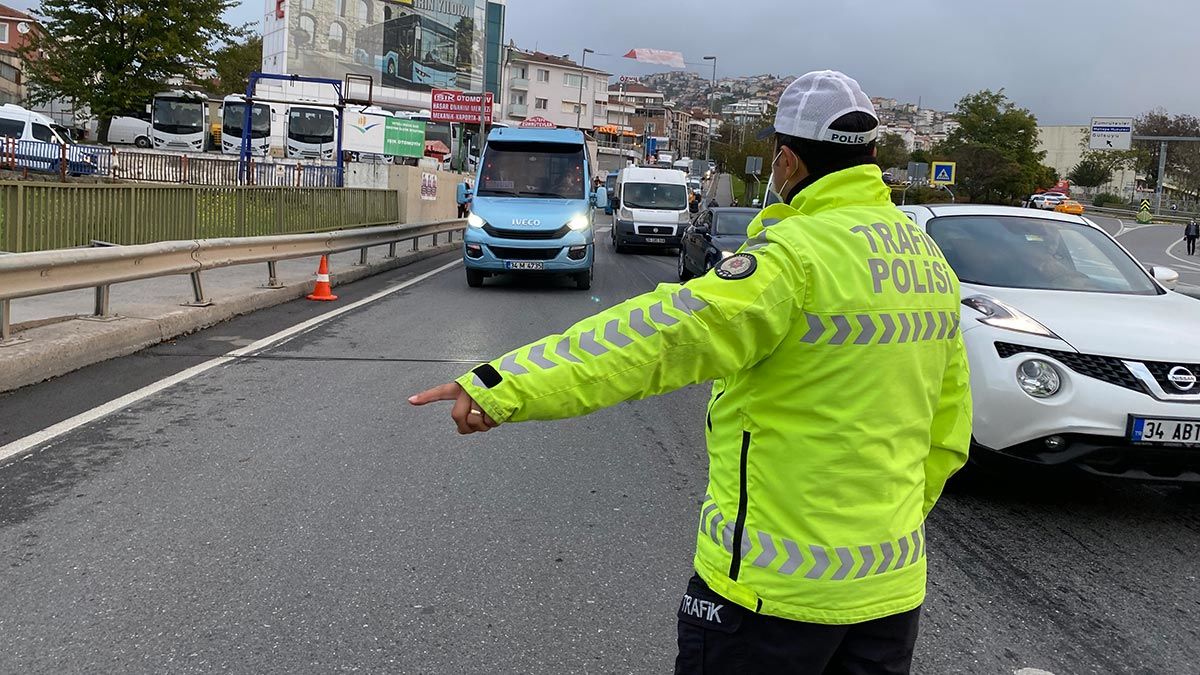 Vatandaşların ve sürücülerin sosyal mesafe kurallarına uyup uymadığını, maske takıp takmadıklarını denetlediler