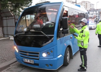 Vatandaşların ve sürücülerin sosyal mesafe kurallarına uyup uymadığını, maske takıp takmadıklarını denetlediler