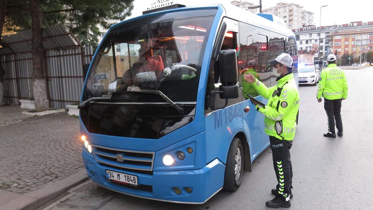Vatandaşların ve sürücülerin sosyal mesafe kurallarına uyup uymadığını, maske takıp takmadıklarını denetlediler