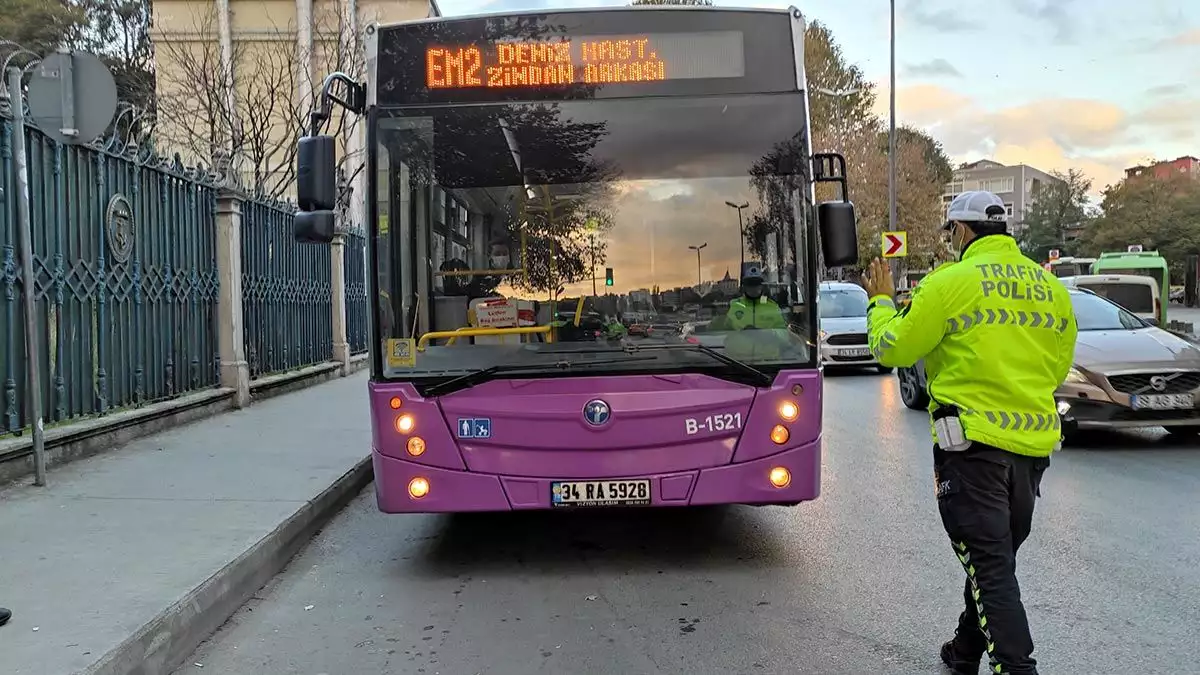 Toplu ulaşım araçları tek tek durdurularak denetlendi. Sürücü ve yolcular maske takılması ve sosyal mesafeye uyulması konusunda uyarıldı.