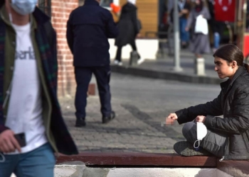 Ekipler sigara içenlere ceza kesti