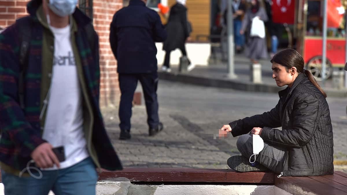 Ekipler sigara içenlere ceza kesti