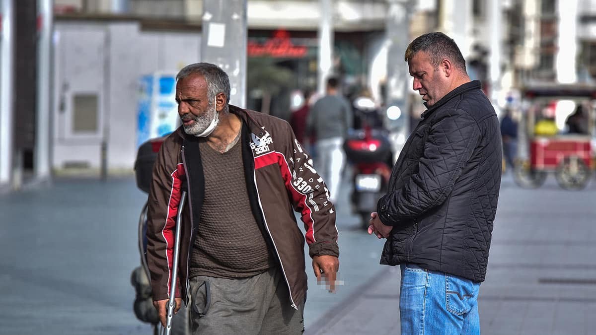 Ekipler sigara içenlere ceza kesti