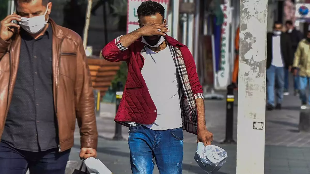 Beyoğlu i̇stiklal caddesi'nde ve beşiktaş'ta denetim yapan ekipler, hem uyarılarda bulundu hem de sigara içenlere ceza kesti.