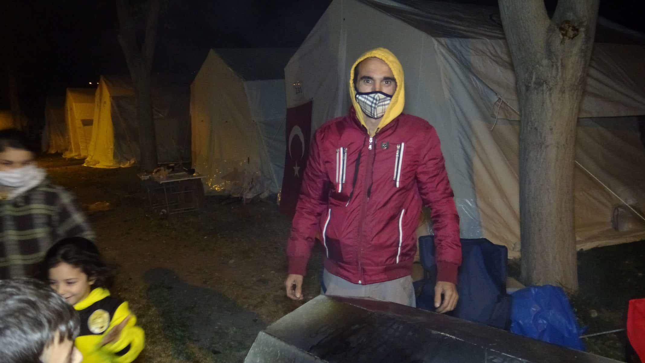 İzmir’de meydana gelen 6.6 büyüklüğündeki depremin ardından evleri yıkılan ve hasar gören depremzedeler çadırlarda konaklamaya devam ediyor.