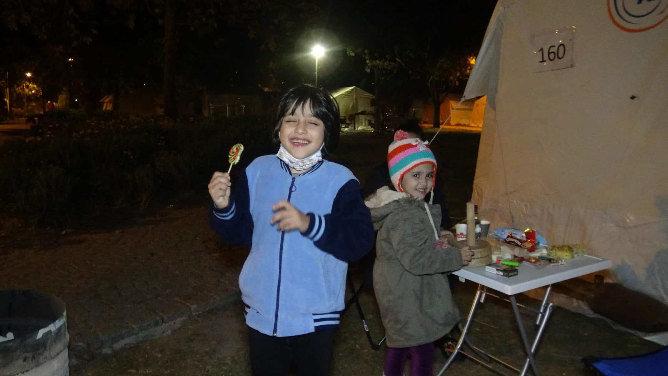 İzmir’de meydana gelen 6.6 büyüklüğündeki depremin ardından evleri yıkılan ve hasar gören depremzedeler çadırlarda konaklamaya devam ediyor.