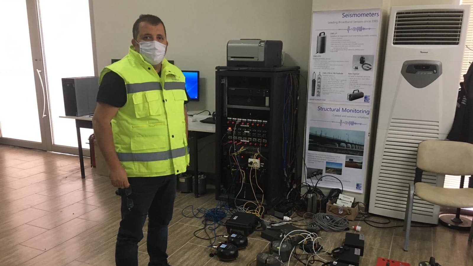 Tunç, "İlk etapta düşündüğümüz noktalardan biri Çeşme, bir tanesi de Selçuk tarafı olacak. Bu iki noktada bu sistemi kurduğumuz zaman olası bir depremin dalgaları İzmir'e varmadan yaklaşık 8-10 saniye önce biz uyarıyı almış olacağız.